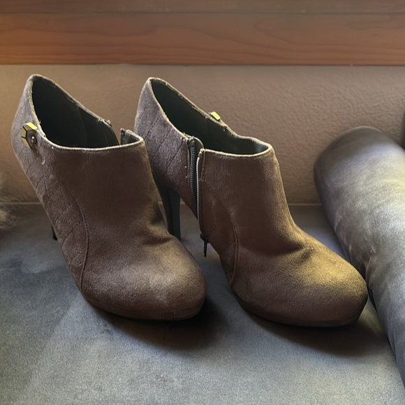 IMPO Brown Suede zippered heel ankle boots size 9 - Picture 2 of 4